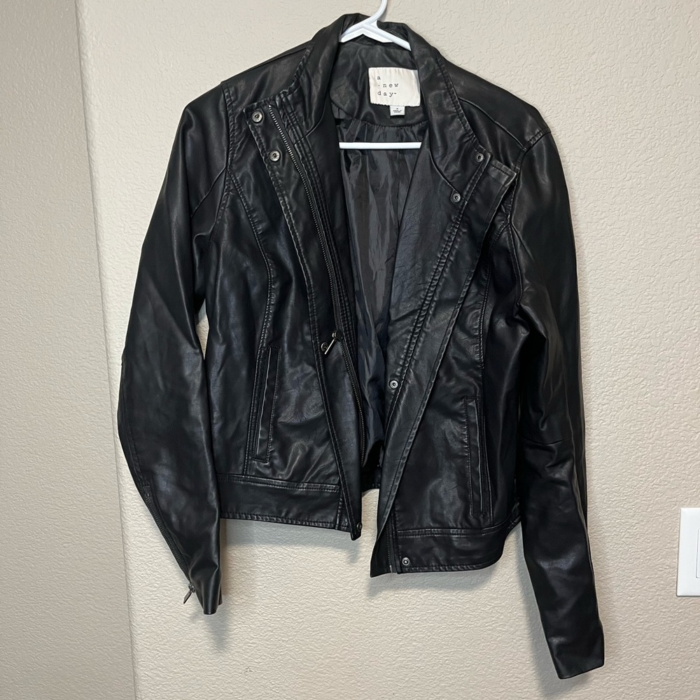 Women target leather jacket